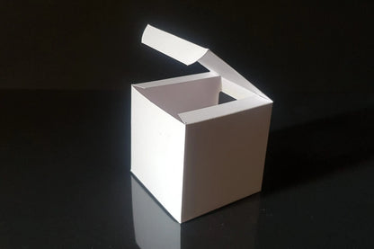 Cutie alba cu fereastra 6.2×6.2×7cm (model urs 3D)