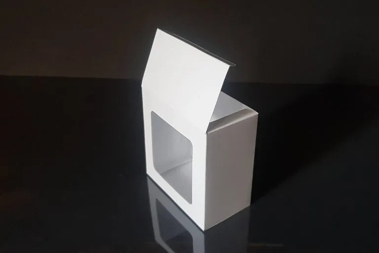 Cutie cu fereastra-alb 8x8x4 cm
