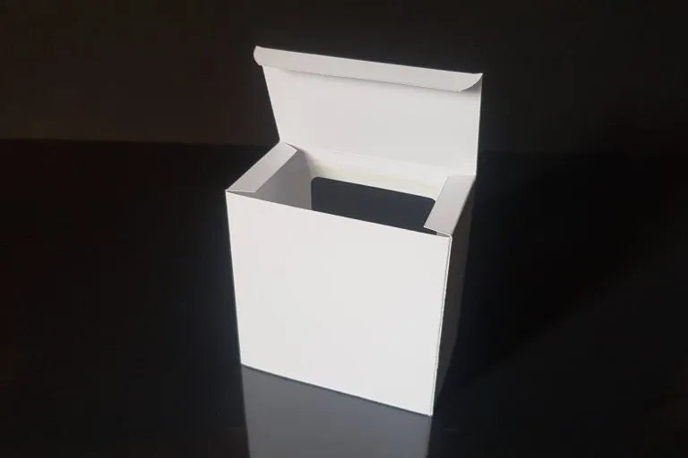 Cutie cu fereastra-alb 8x8x4 cm