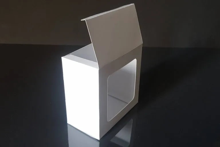 Cutie cu fereastra-alb 8x8x4 cm